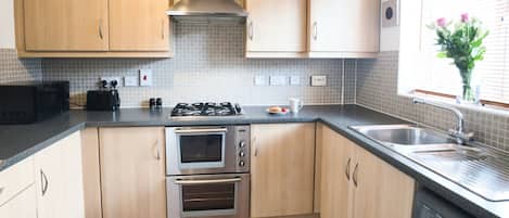 House, Private Bathroom (Bank Side House) | Private kitchen