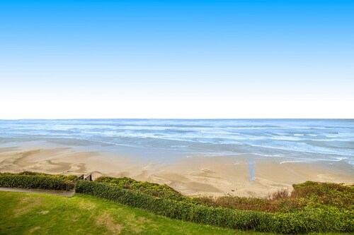 Convenient oceanfront studio condo with ocean view and seasonal pool