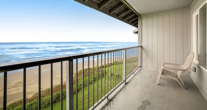 Conveniente condominio frente al mar con piscina de temporada compartida