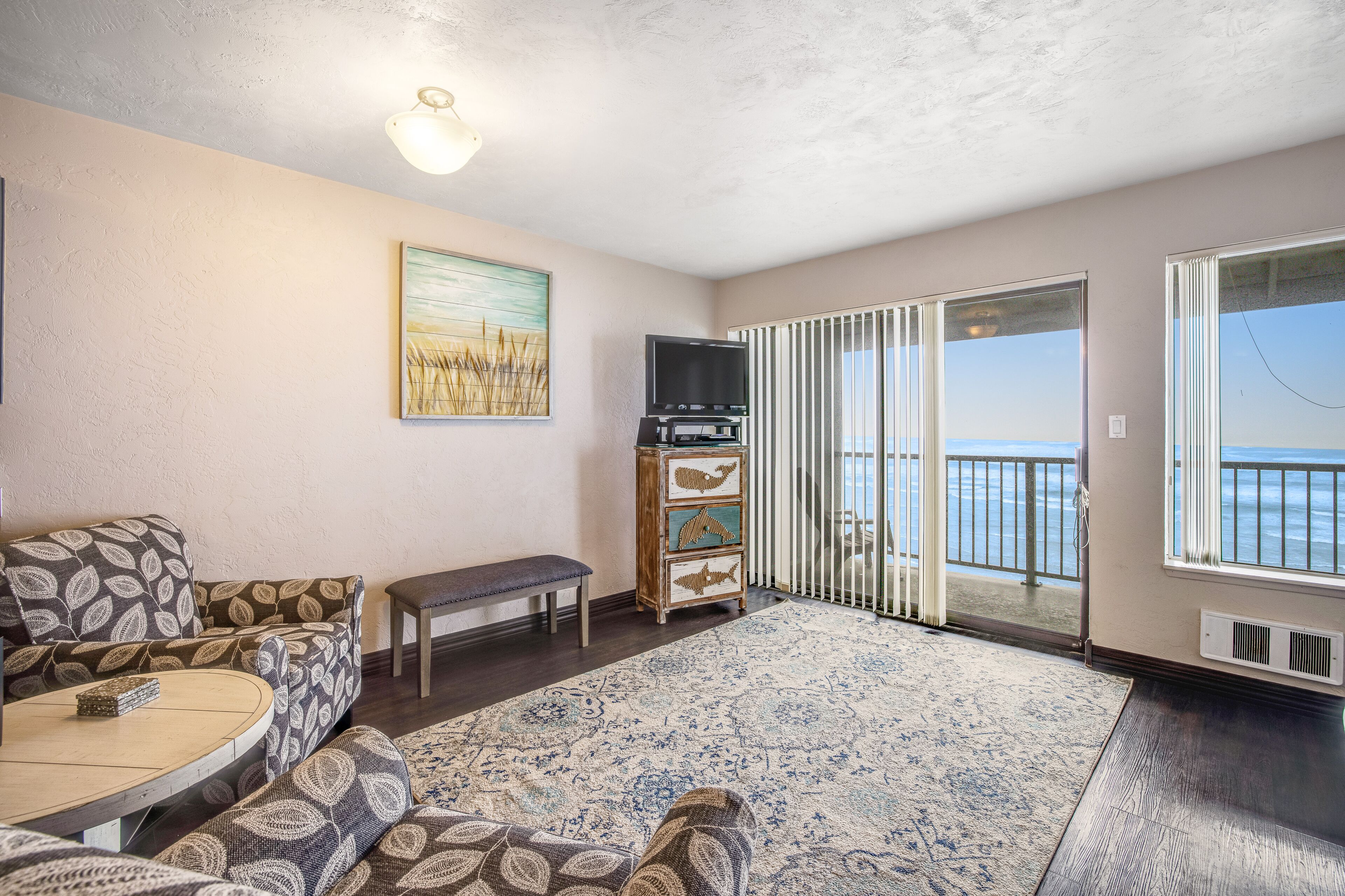 TV, DVD player, livros