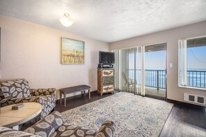 TV, DVD player, livros