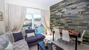 Căn hộ, 2 phòng ngủ, quang cảnh biển | Phòng khách | TV màn hình phẳng