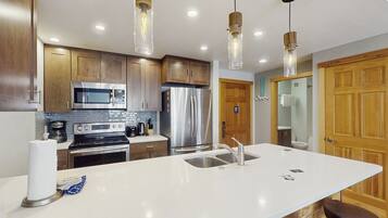 Jääkaappi, mikroaaltouuni, uuni, liesi