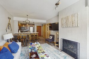 Una televisión, una chimenea