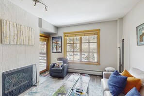 Una televisión, una chimenea