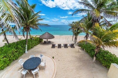 Serene and cozy beachfront villa on a white sandy beach, pool, AC and WiFi!