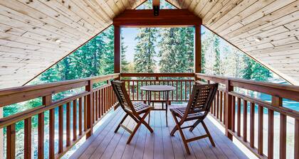 Large log cabin with mountain views, pool, hot tub, & tennis