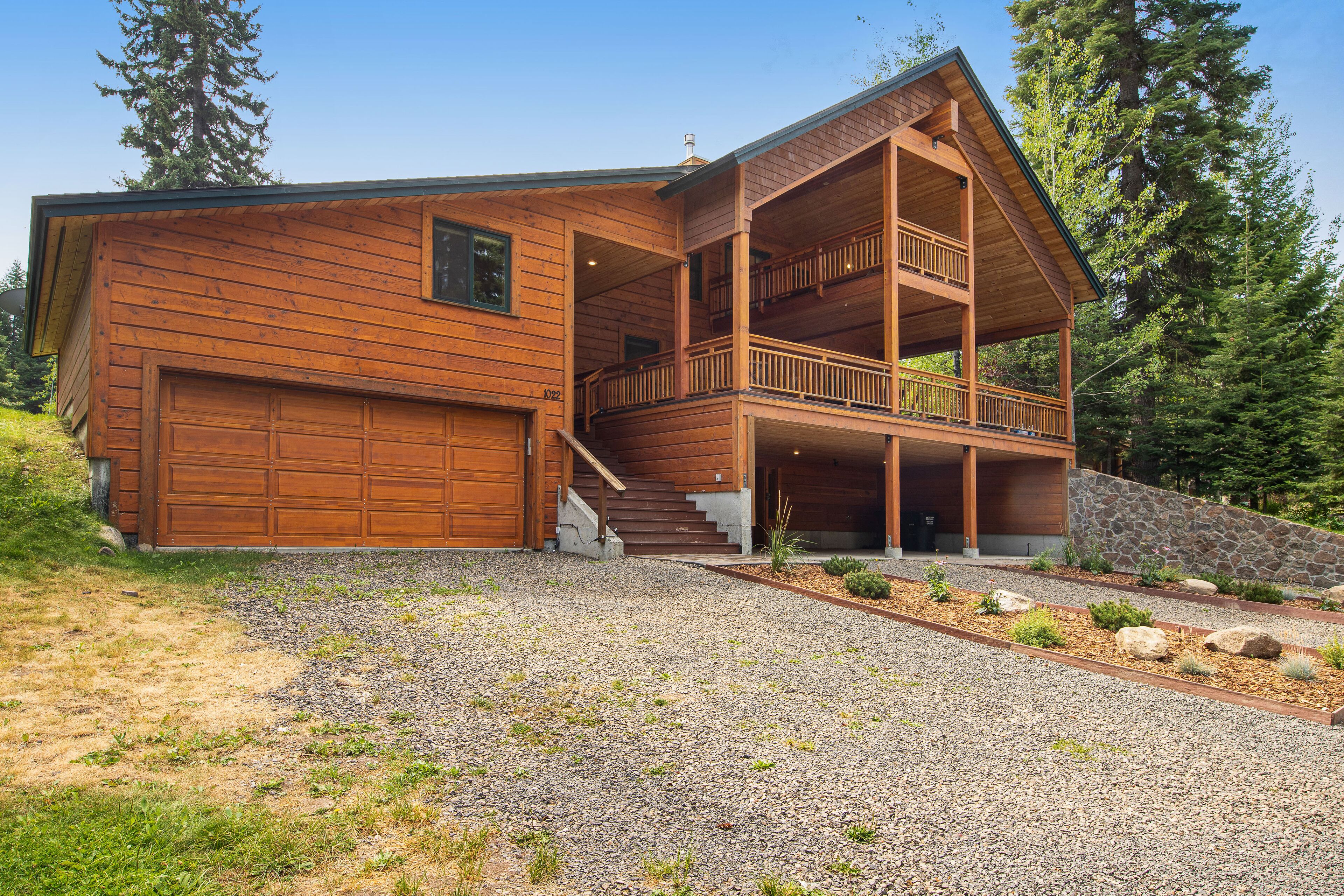Large log cabin with mountain views, pool, hot tub, & tennis