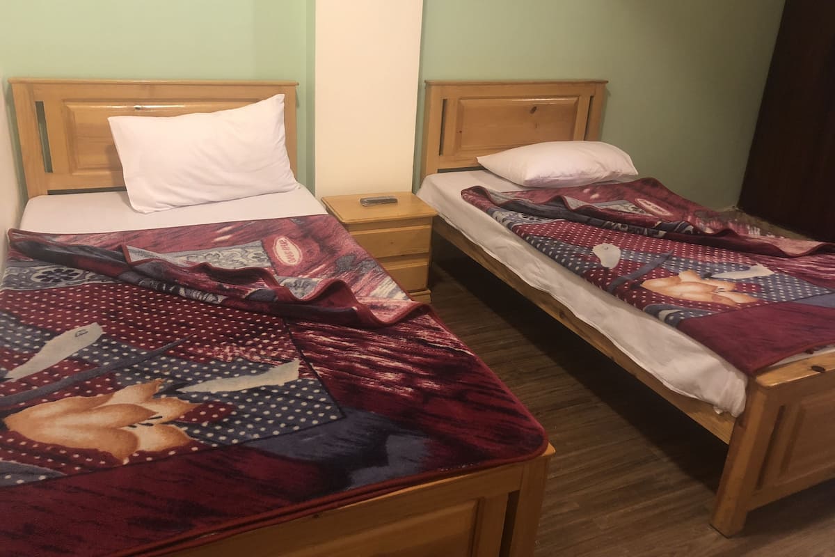 Premium bedding, desk, free WiFi