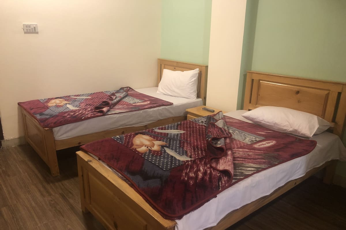 Premium bedding, desk, free WiFi