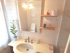 Habitación triple, baño privado (External ) | Baño | Ducha