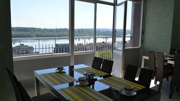 3 restaurants, breakfast served