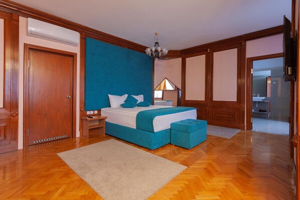 Desk, iron/ironing board, free cots/infant beds, free WiFi - Garni Hotel Jugoslavija (Belgrade)
