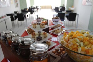 3 restaurantes; se sirven desayunos, almuerzos y cenas