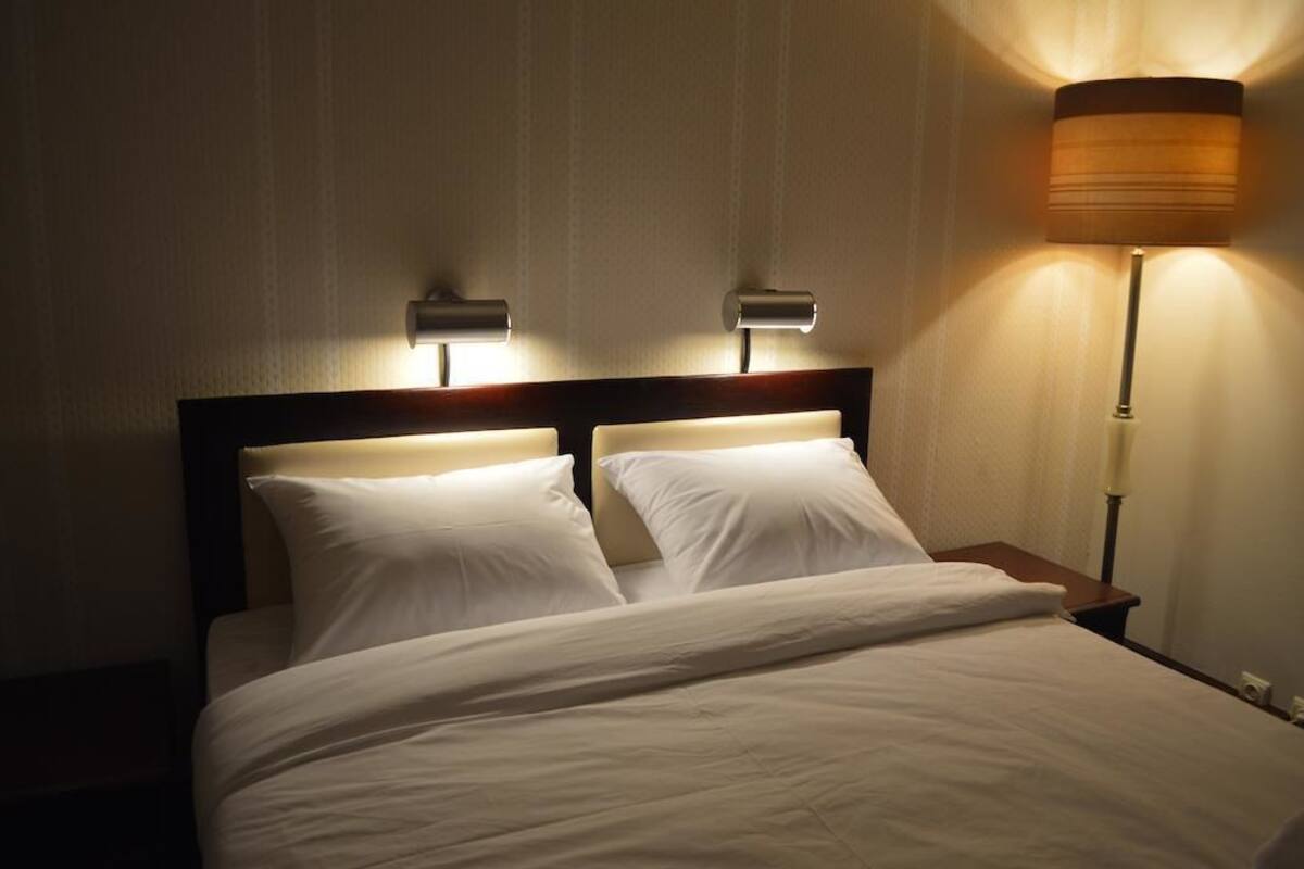 Chambre double ou avec lits jumeaux, balcon | Bureau, fer et planche à repasser, lit de bébé (gratuit)