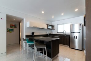 Condo, para não fumantes | Cozinha privada | Geladeira, micro-ondas, fogão, lava-louças