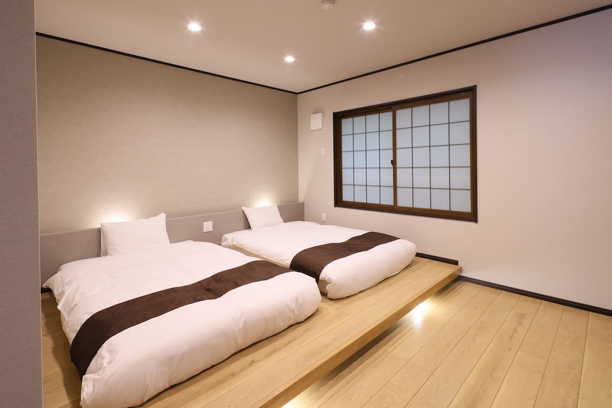 Twin room with unit bathroom