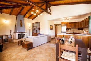 Apartment | Wohnbereich | Flachbildfernseher