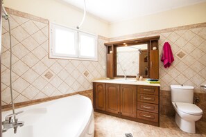 Apartment | Bathroom | Bathtub, hair dryer, towels