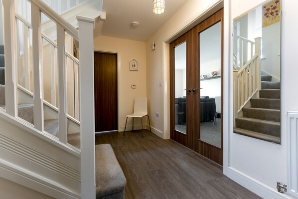 Casa, 3 habitaciones | Zona de estar | Una televisión de pantalla plana