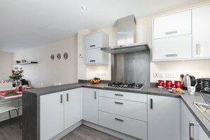 Casa, 3 habitaciones | Cocina privada | Frigorífico grande, microondas, horno y placa de cocina