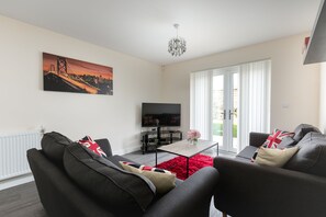 Casa, 3 habitaciones | Zona de estar | Una televisión de pantalla plana