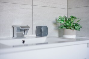 House, Private Bathroom, Garden View (KVM - Swan House) | Interior - KVM - Swan House (Peterborough)