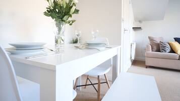 House, Private Bathroom (Bank Side House) | Restaurant