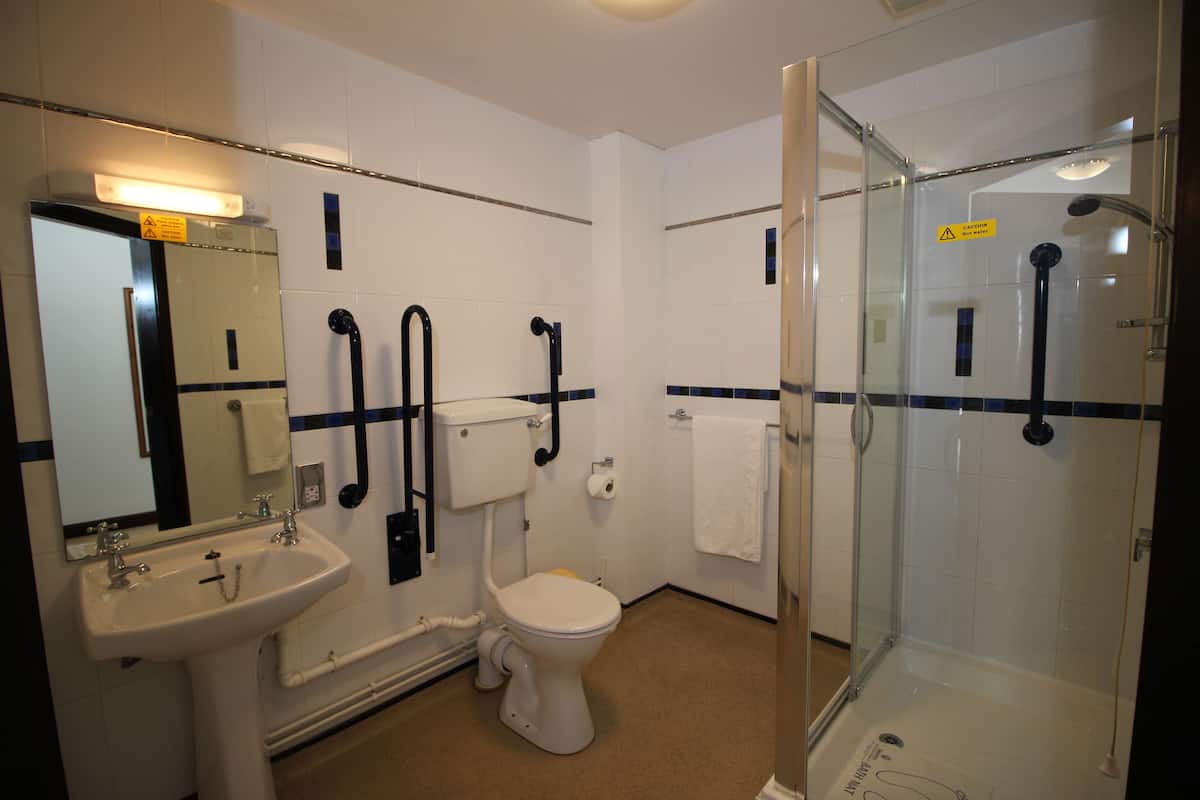 family triple room, multiple beds, non smoking | bathroom | combined shower/bathtub, free toiletries, hair dryer, towels