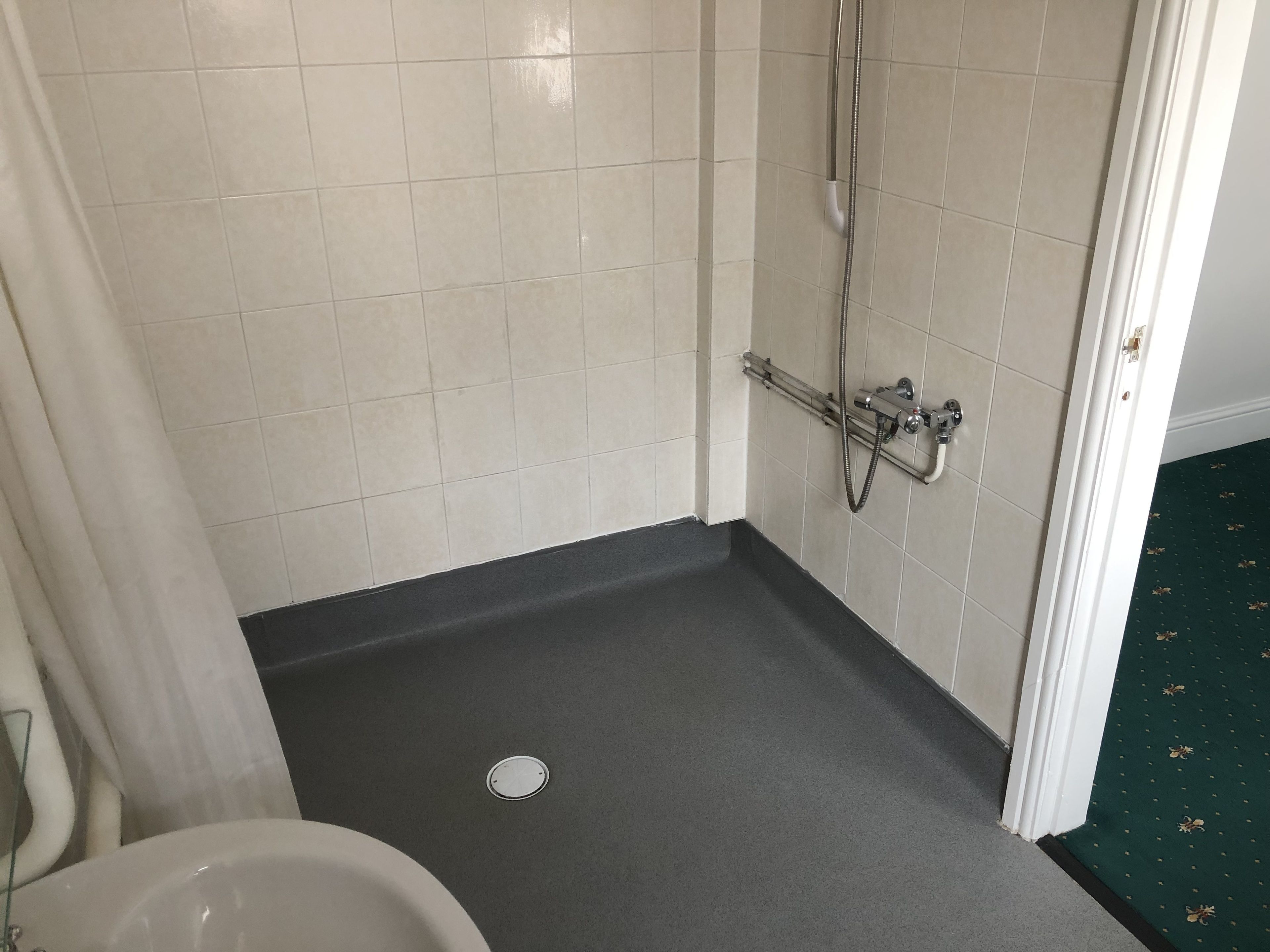 standard double room, 1 double bed, non smoking | bathroom | combined shower/bathtub, free toiletries, hair dryer, towels