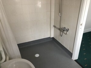 Standard Double Room, 1 Double Bed, Non Smoking | Bathroom | Combined shower/tub, free toiletries, hair dryer, towels - Clee Hotel (Cleethorpes)