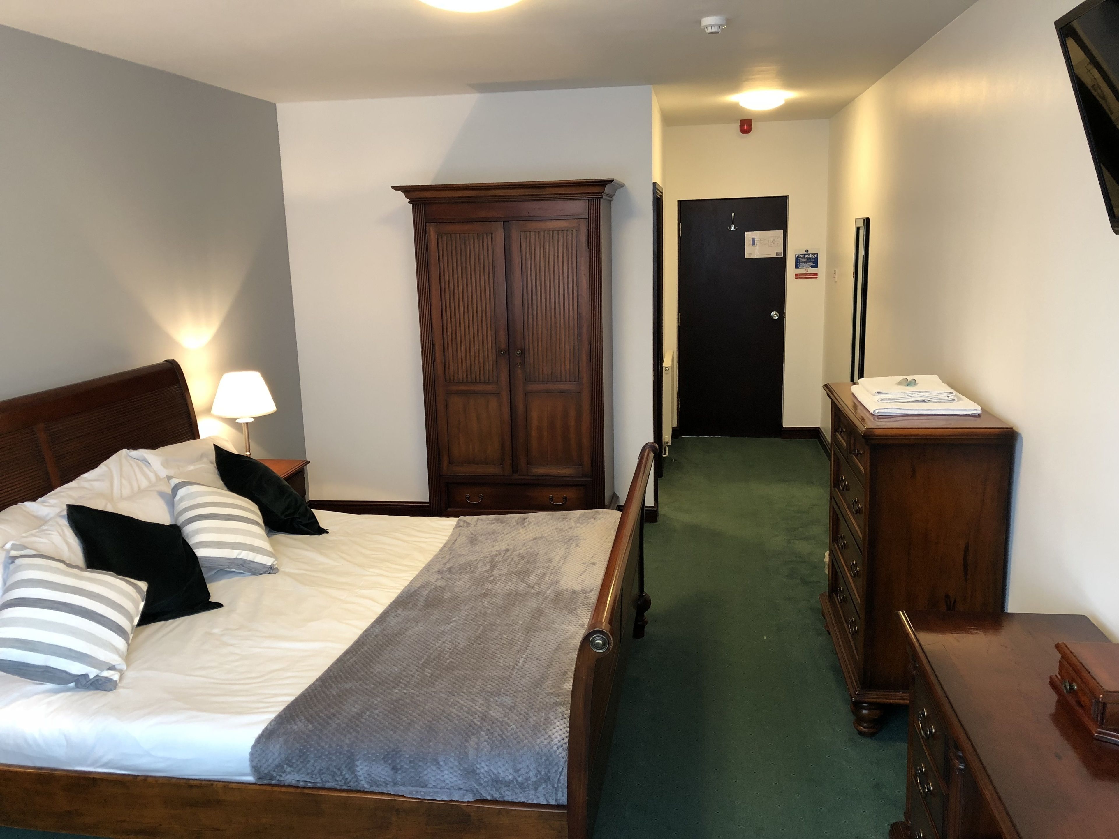 executive double room, 1 king bed, non smoking | 1 bedroom, desk, iron/ironing board, free wifi