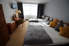 Family Triple Room, Berbilang Katil, Non Smoking | Meja, seterika/papan seterika, Wi-fi percuma, cadar katil 