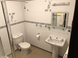 Executive Double Room, 1 King Bed, Non Smoking | Bathroom | Combined shower/bathtub, free toiletries, hair dryer, towels - Clee Hotel (Cleethorpes)