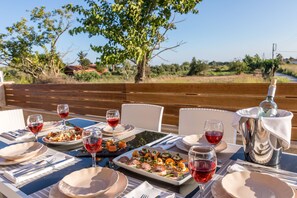 Outdoor dining - Villa Nissos (Corfu)