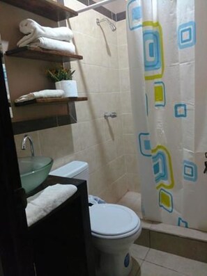 Een douche, gratis toiletartikelen, handdoeken