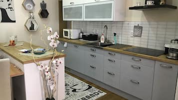 Apartamento luxo | Cozinha privada | Geladeira, micro-ondas, cooktop, máquina de café expresso