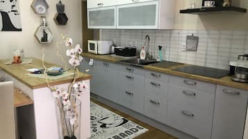 Deluxe Apartment | Private kitchen | Fridge, microwave, stovetop, espresso maker