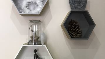 Tres repisas hexagonales en la pared con varios objetos decorativos.