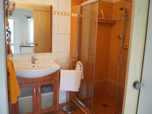 Standard Apartment | Bathroom | Shower, free toiletries, hair dryer, slippers - Penzion Pohoda (Lednice)
