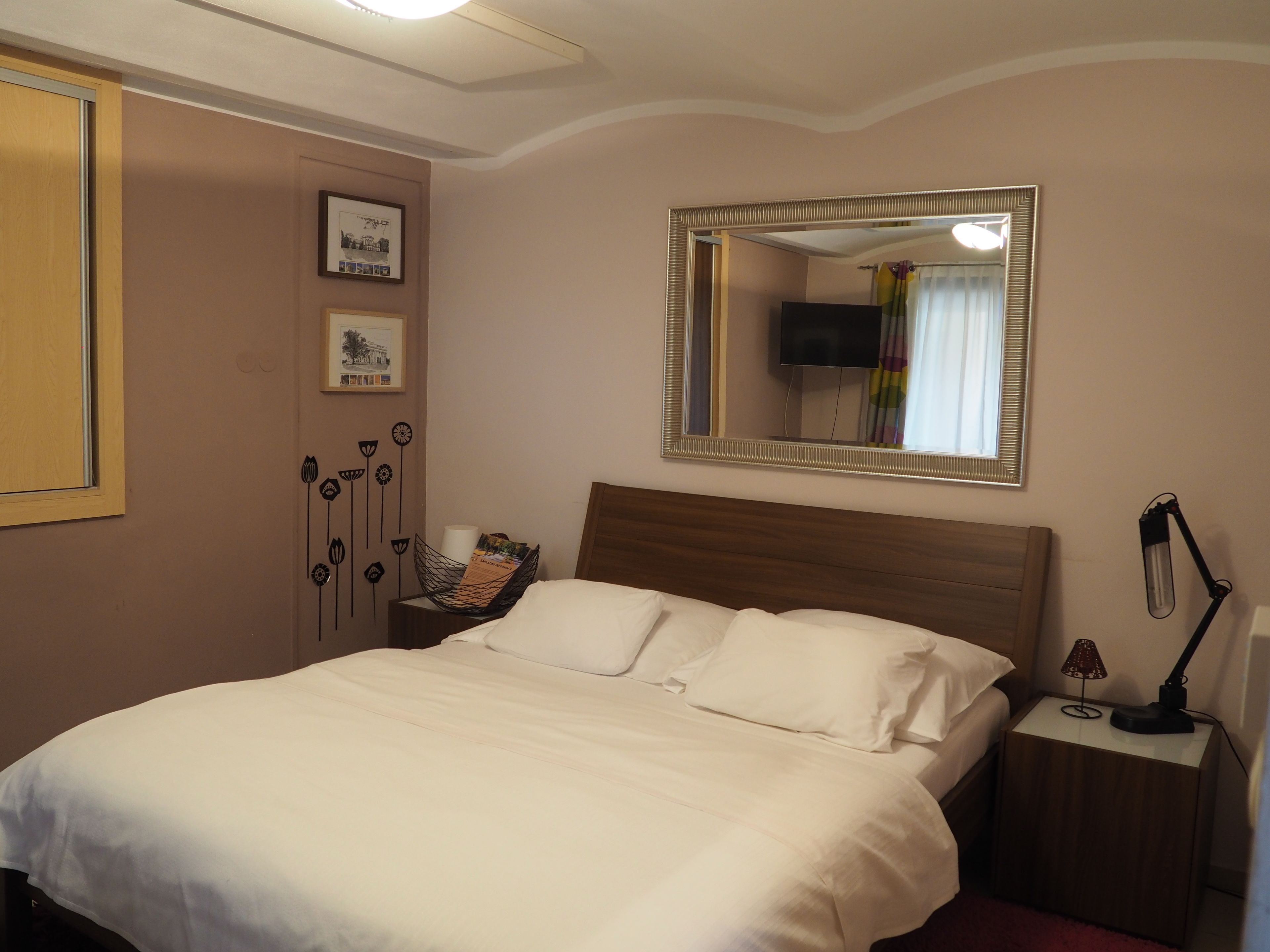 Căn hộ tiện nghi đơn giản | Trang trí khác biệt, trang bị nội thất với thiết kế riêng biệt, bàn 