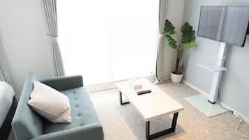 Habitación básica doble, balcón, vista a la bahía | Edredón, escritorio y espacio para trabajar con laptop