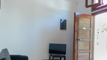 Televisi layar datar 32-inci dengan saluran TV satelit dan TV