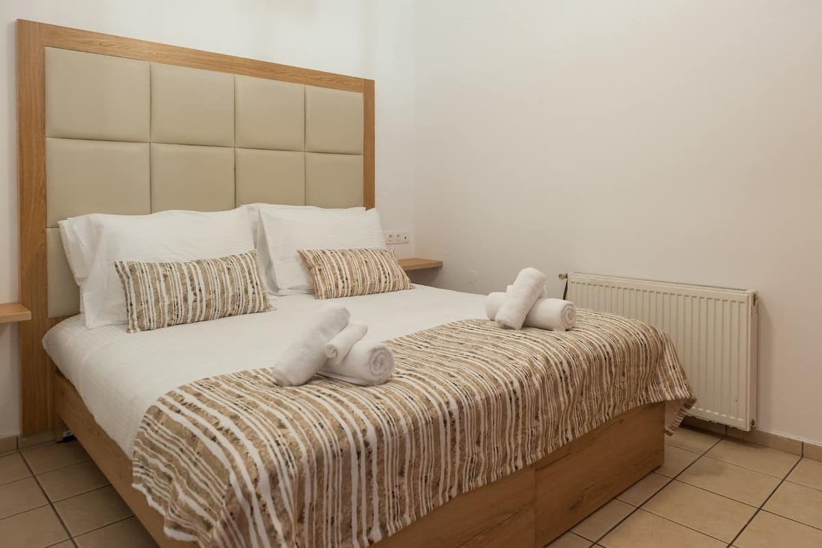 Apartment, 1 Bedroom | 1 bedroom, in-room safe, desk, free cribs/infant beds