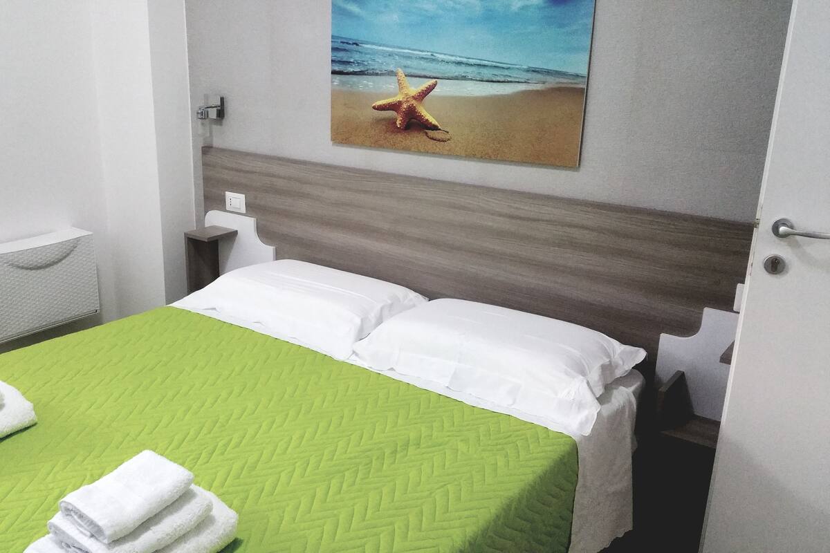 Habitación doble, 1 cama de matrimonio, no fumadores | Caja fuerte, cortinas opacas, sistema de insonorización