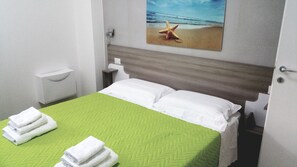 Camera doppia, 1 letto queen, non fumatori | Una cassaforte in camera, tende oscuranti, insonorizzazione