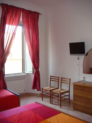 Vierbettzimmer, Gemeinschaftsbad, Meerblick | Italienische Bettbezüge von Frette, hochwertige Bettwaren