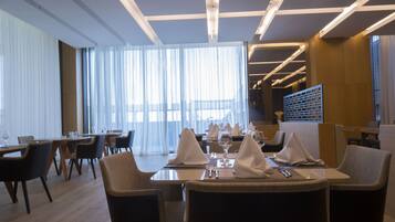 2 restaurants, breakfast, lunch, dinner served; international cuisine