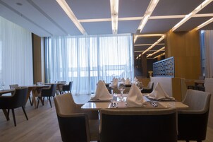 2 restaurants; breakfast, lunch, and dinner served