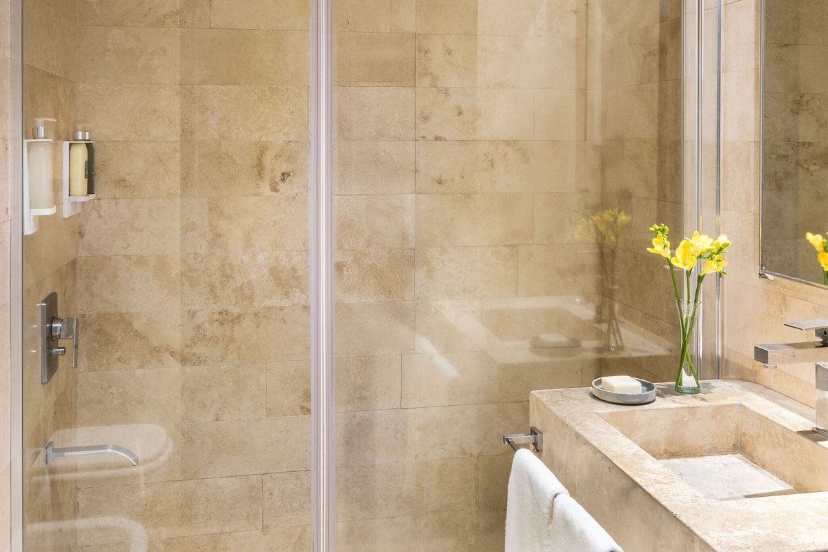 Ensemble douche/baignoire, articles de toilette gratuits, sèche-cheveux